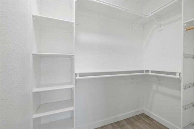 Building Photo - 1400 Bellmar Dr