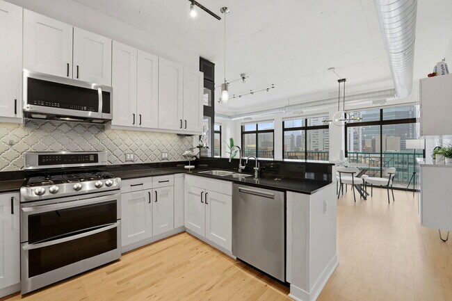 Building Photo - 910 W Madison St