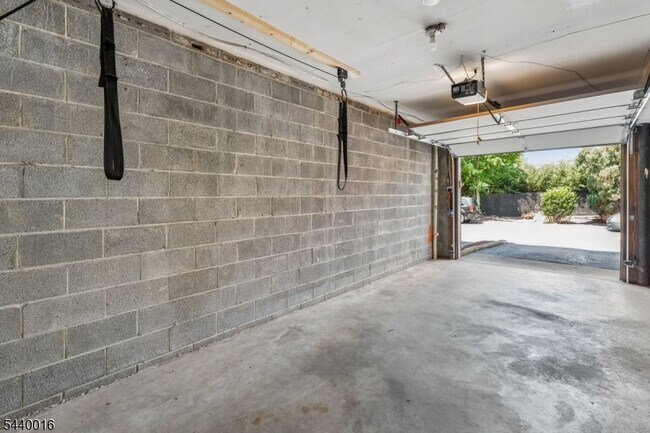 Building Photo - 112 Mill St