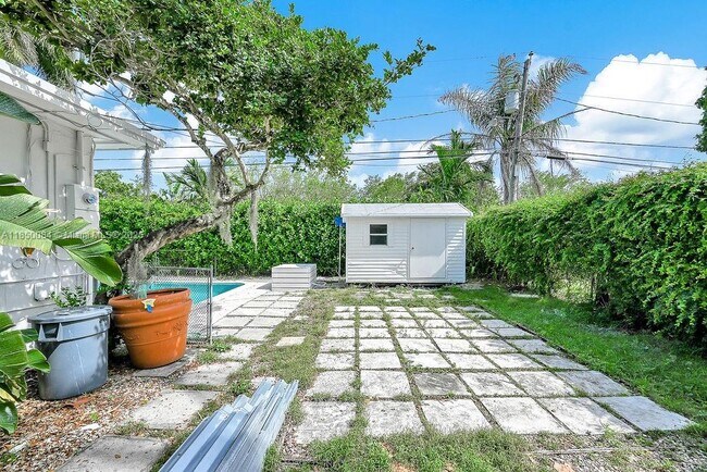 Building Photo - 5960 SW 47th St