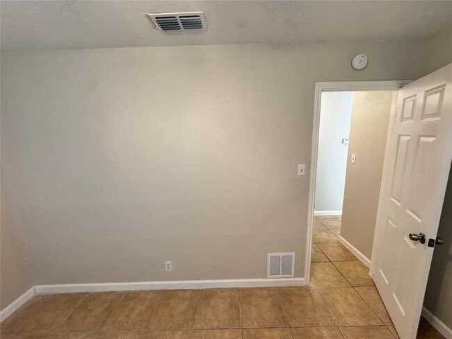 Building Photo - 4748 Suburban Dr