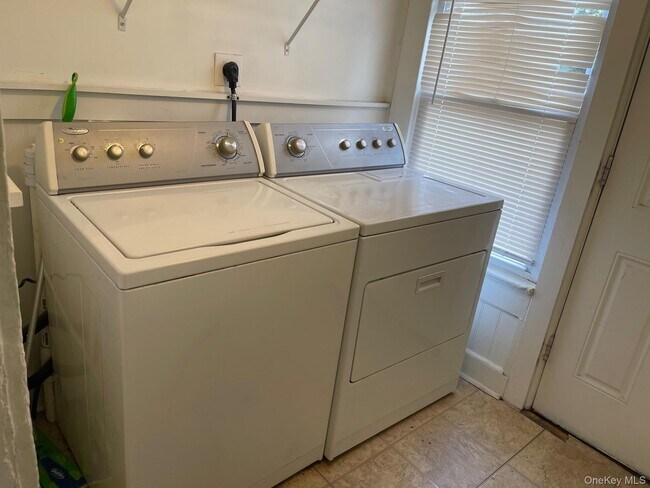 Building Photo - 74 Academy St