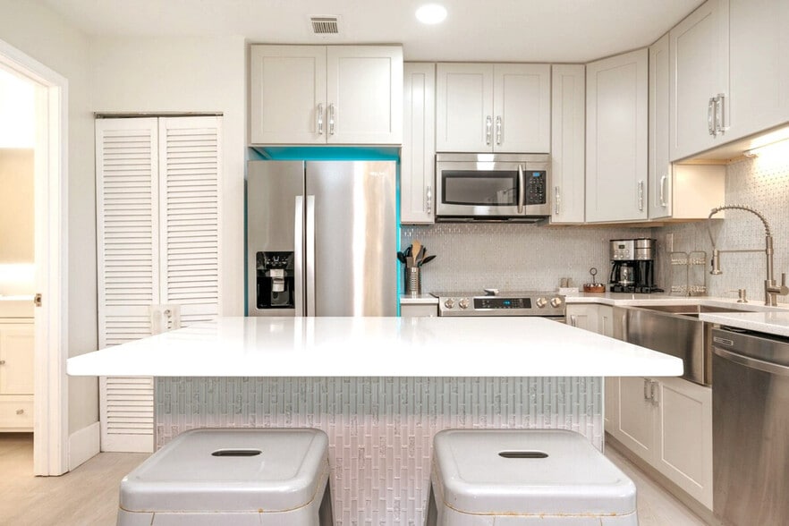 Building Photo - 4000 Gulf Terrace Dr