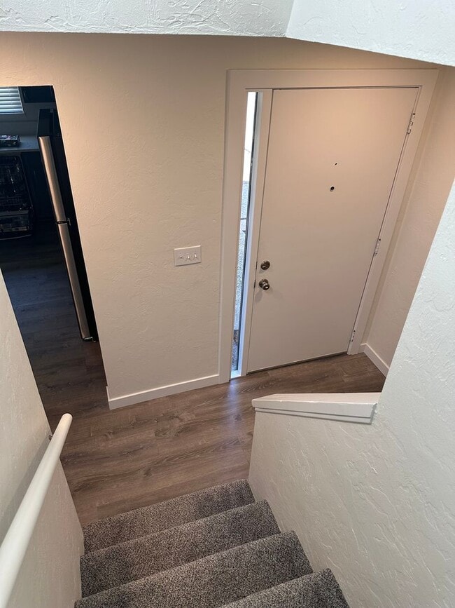 Building Photo - Beautifully updated 3 bedroom 1.5 bath dup...