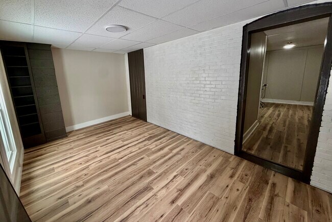 Building Photo - 415 S James St