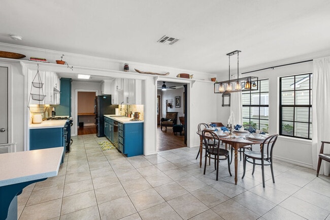 Building Photo - 306 Naples St