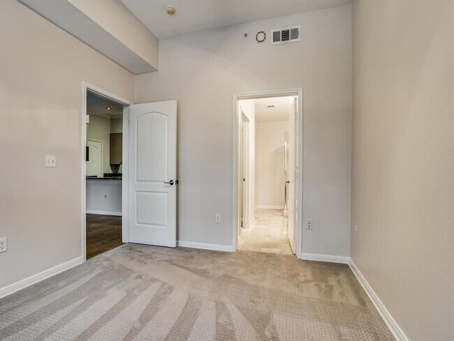 Building Photo - 3225 Turtle Creek Blvd