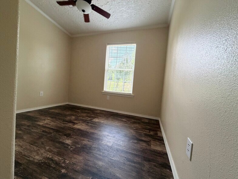 Building Photo - 709 N Collins Fwy