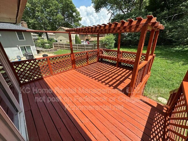 Building Photo - 424 NE Lakeview Dr