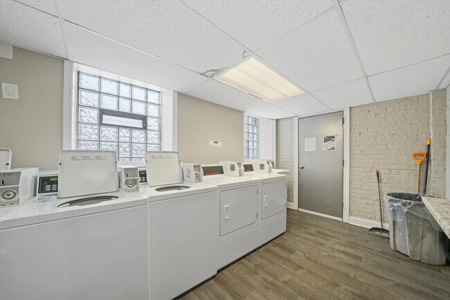 Building Photo - 1919A Grove Ave-35