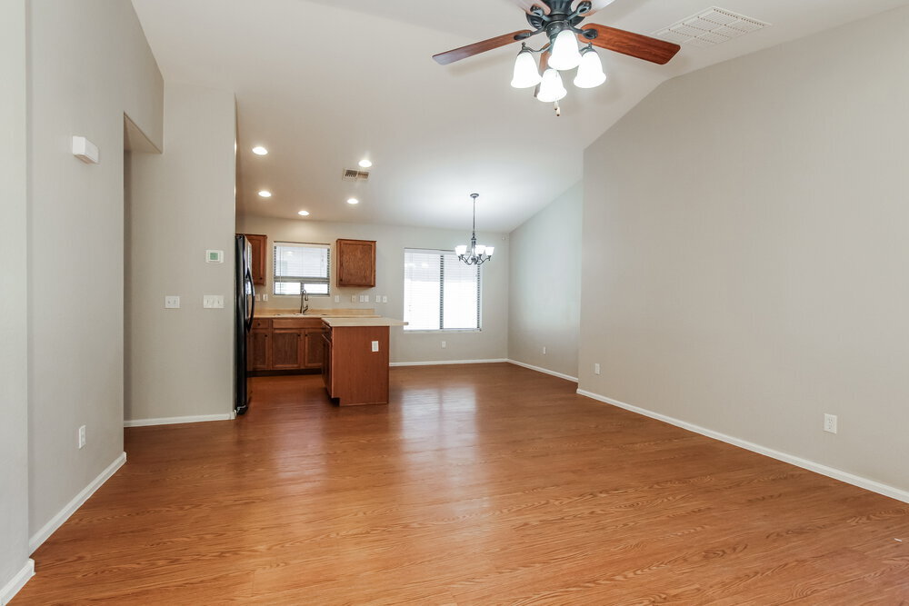 Building Photo - 410 E Daniella Dr