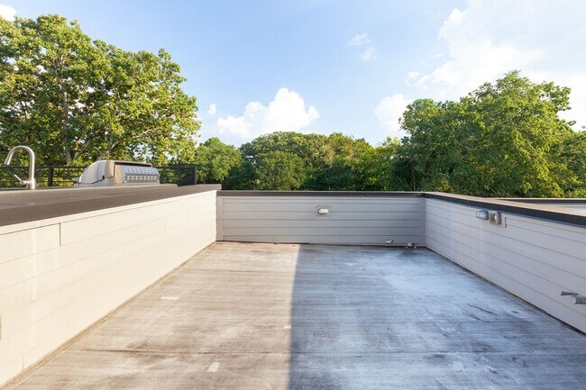 Building Photo - Beautiful 2bd/2.5ba Contemporary Townhome ...