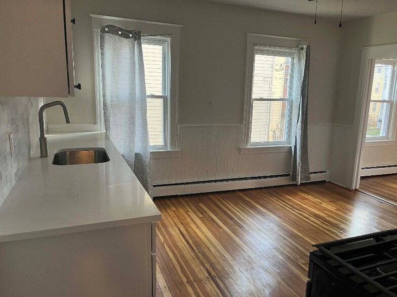 Building Photo - 45 Clinton St