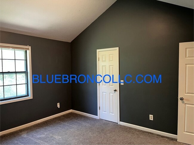 Building Photo - Great price for 2 bedroom townhome, spacio...