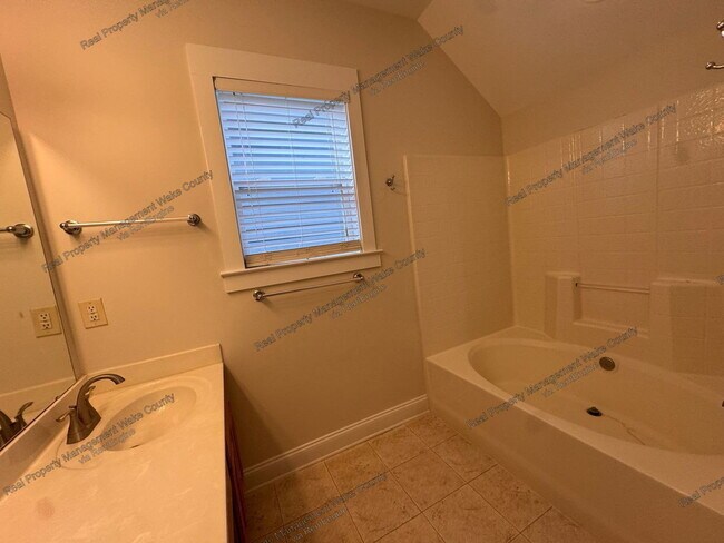 Building Photo - 10908 Connally Ln