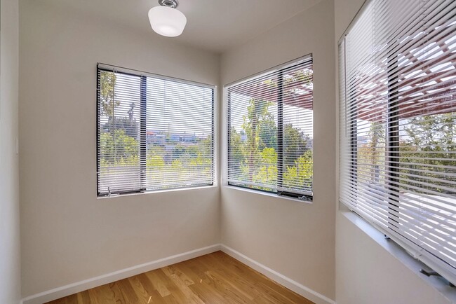 Breakfast area with views - 556 Luton Dr