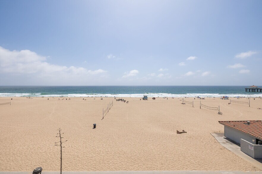 Building Photo - 716 The Strand