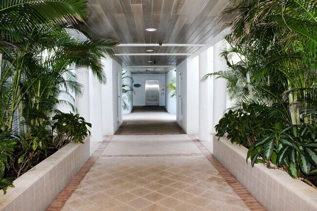Building Photo - 1616 Ocean Dr