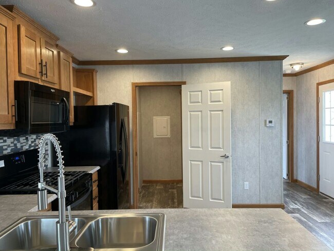 Building Photo - 638 Birchwood Dr