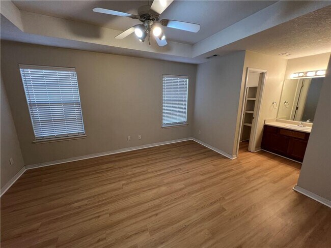 Building Photo - 235 Ravenwood Blvd