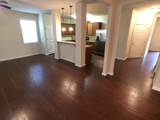 Building Photo - Modern 3BR Townhome - Swim/Tennis and More!
