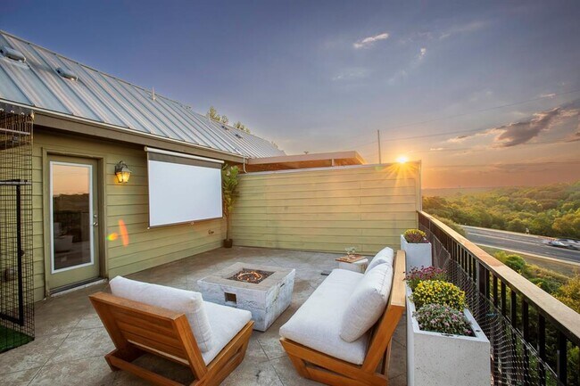 Building Photo - 221 Adams St