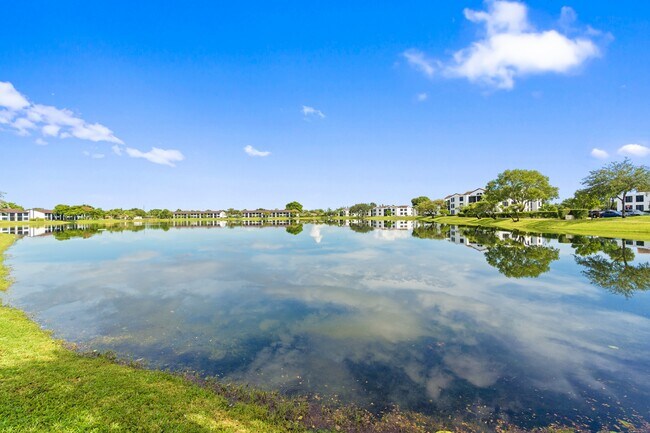 Building Photo - 215 Lake Pointe Dr
