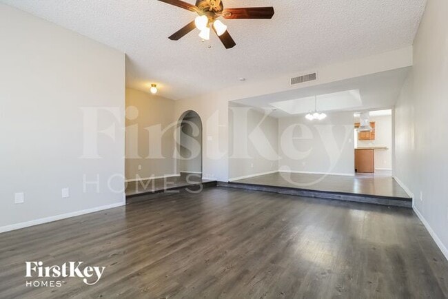 Building Photo - 6015 W Poinsettia Dr