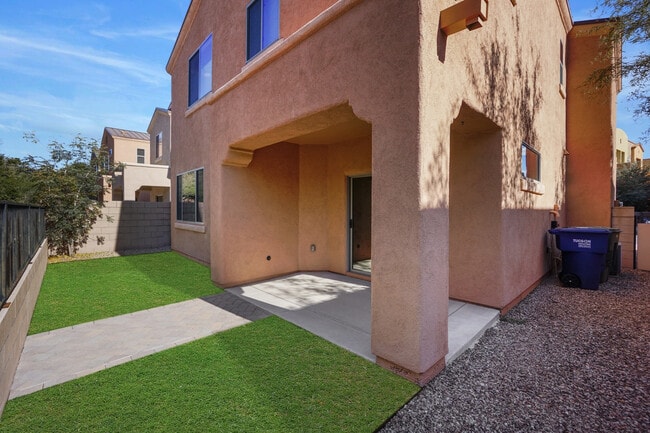 Building Photo - Beautiful 2-Story, 3 Bdrm/2.5 Bath/Den-Clo...