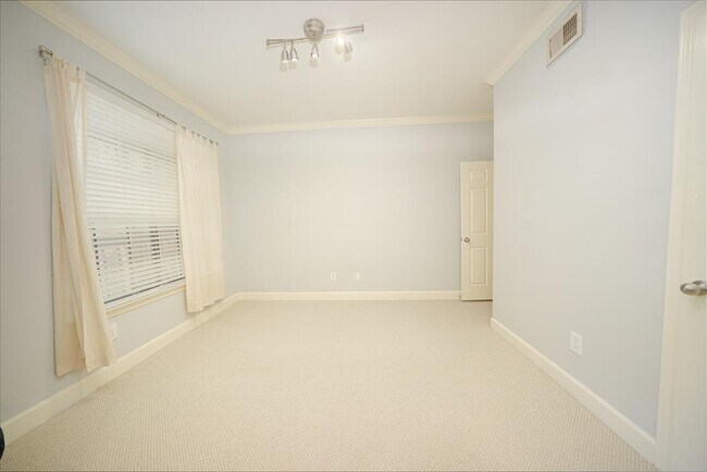 Building Photo - 2255 Braeswood Park Dr