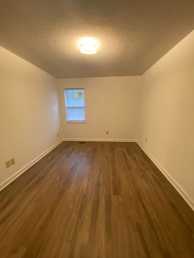 Building Photo - 2 Bedroom 1 Bath duplex, new flooring, new...