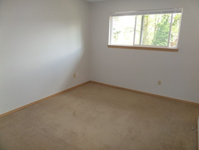 Building Photo - Super Cute 3 Bedroom Duplex with Fenced Ba...