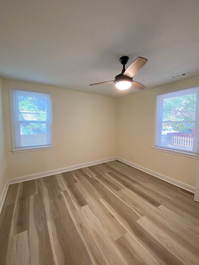 Building Photo - Recently Updated Two Bedroom Home Minutes From Downtown