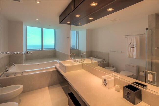 Building Photo - 17001 Collins Ave