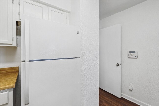 Building Photo - 9821 Walnut St