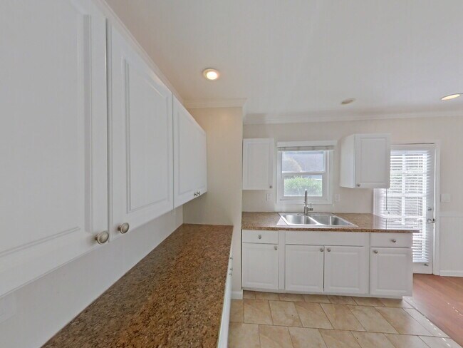 Building Photo - Charming 2BR Duplex Near SB Bowl w/ 1 car ...