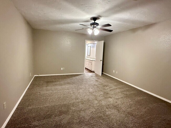 Building Photo - Updated 3 Bed 2 Bath Duplex in NW OKC