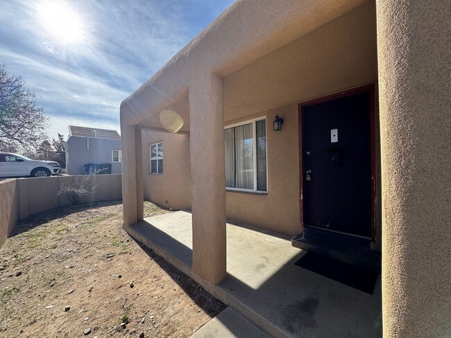 Building Photo - University Home, Great Layout!