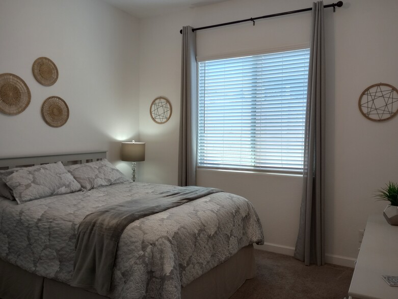 Bedroom 2 - queen bed - 522 S 197th Ln