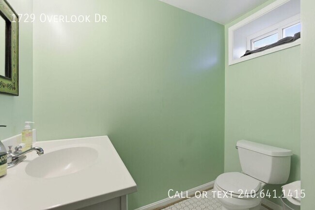 Building Photo - 1729 Overlook Dr
