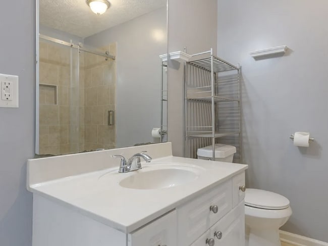 Building Photo - Renovated End-Unit Townhome with Spacious Primary Suite