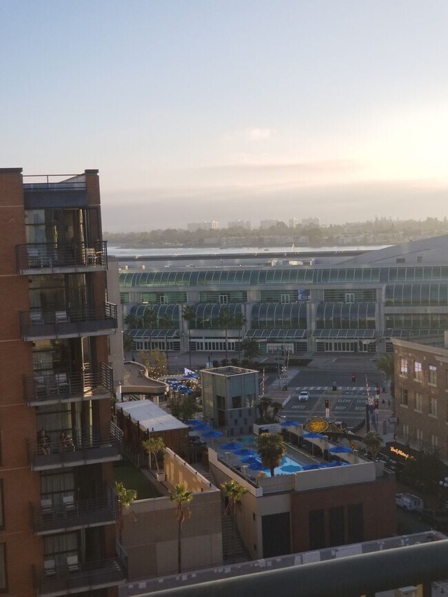 Building Photo - Downtown  1-Bed plus Loft 1bath 1 parking ...