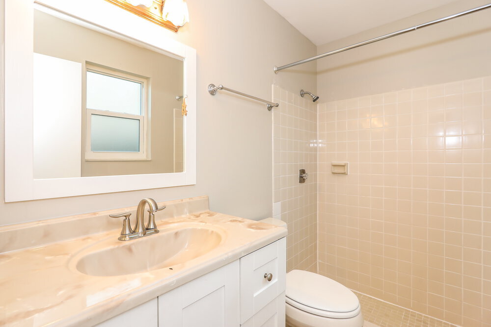 Building Photo - 9429 Saddlebrook Dr