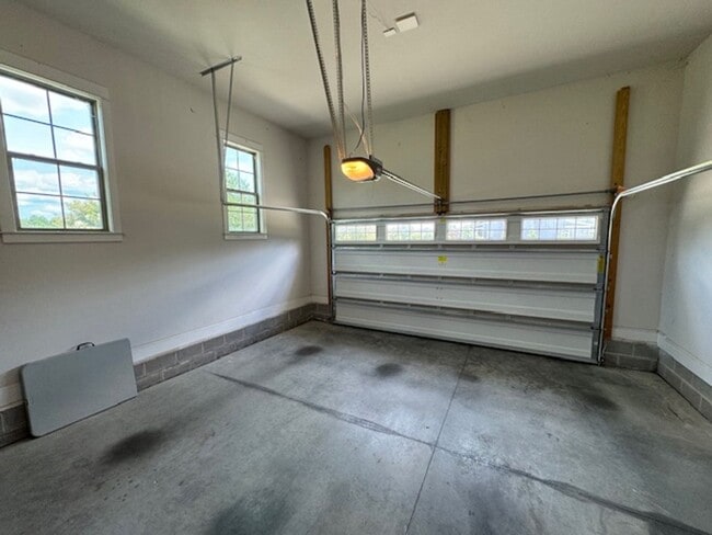Building Photo - Lightly Furnished 4BR, 4BA Chapel Hill Hom...