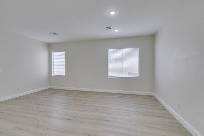 Building Photo - Charming 4 Bedroom, 3 Bathroom Home Near S...