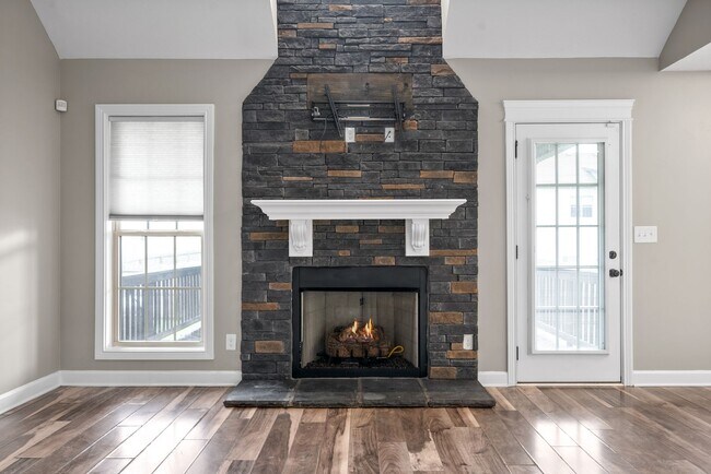 Building Photo - Pet Friendly Three Bedroom with Bonus!