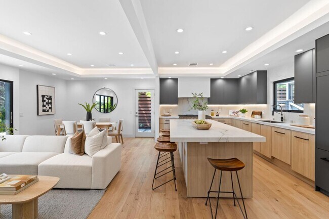 Building Photo - 810 W California Way