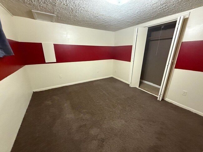 Building Photo - Cloverport Neighborhood! Dixie close to Wa...
