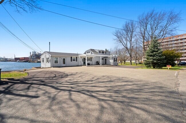 Building Photo - 53 St Germain St