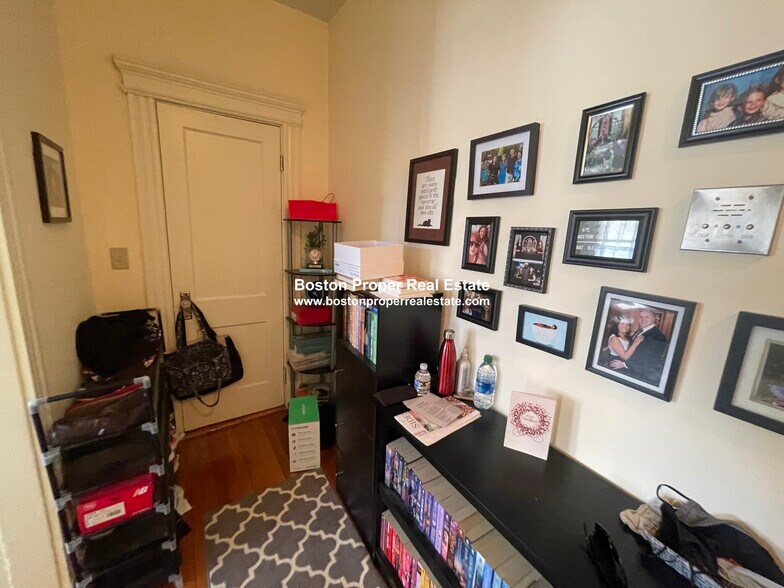 Building Photo - 100 Queensberry St